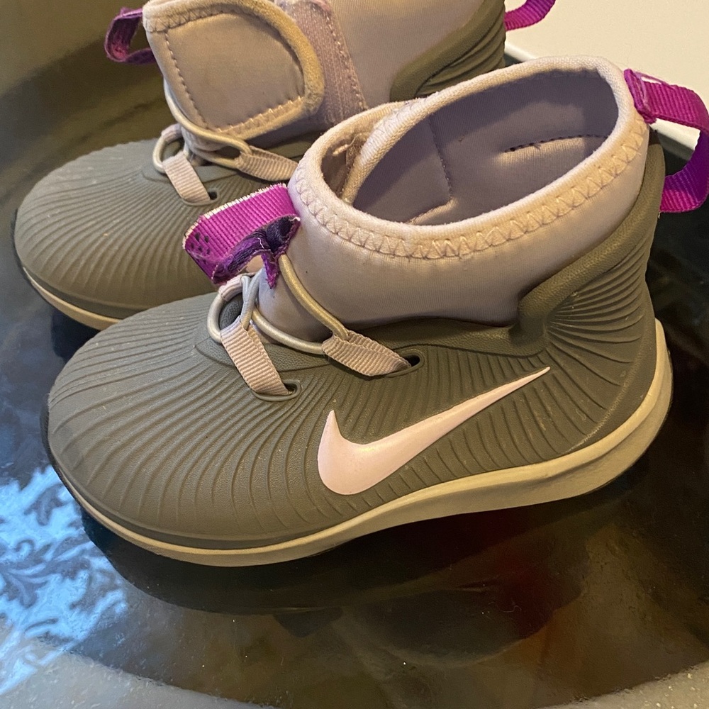 Preowned Nike Gray toddler girl rain ankle boots 8 C excellent